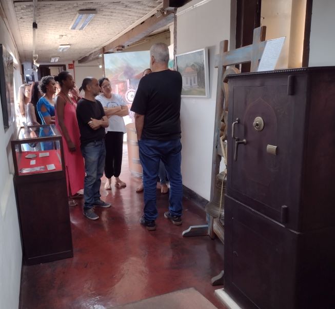 api-modulos/fotos/img/galeria_cat_culturais_535/535/13477/VISITA GUIADA POR ALAÉRCIO DELFINO, CAPS II, RESPONSÁVEL WINNIE, 10.10.2025 (4).jpg